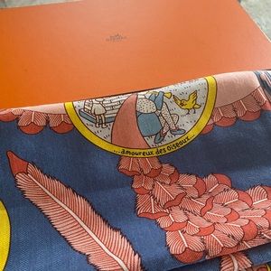 Hermès scarf/shawl. Cashmere/silk material. Original box. Never worn.